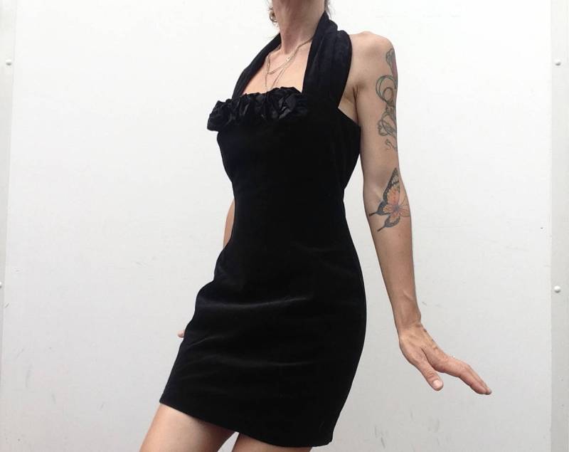 Vintage Bodycon Kleid 1990Er Jahre | Schwarzes Samt Abendkleid Mit Satin Rosen Chic Rückenfreies Neckholder Hergestellt in England Grösse S Vintage Bodycon Kleid 1990Er Jahre | Schwarzes Samt Abendkleid Mit Satin Rosen Chic Rückenfreies Neckholder Hergestellt in England Grösse S von PNBvintage