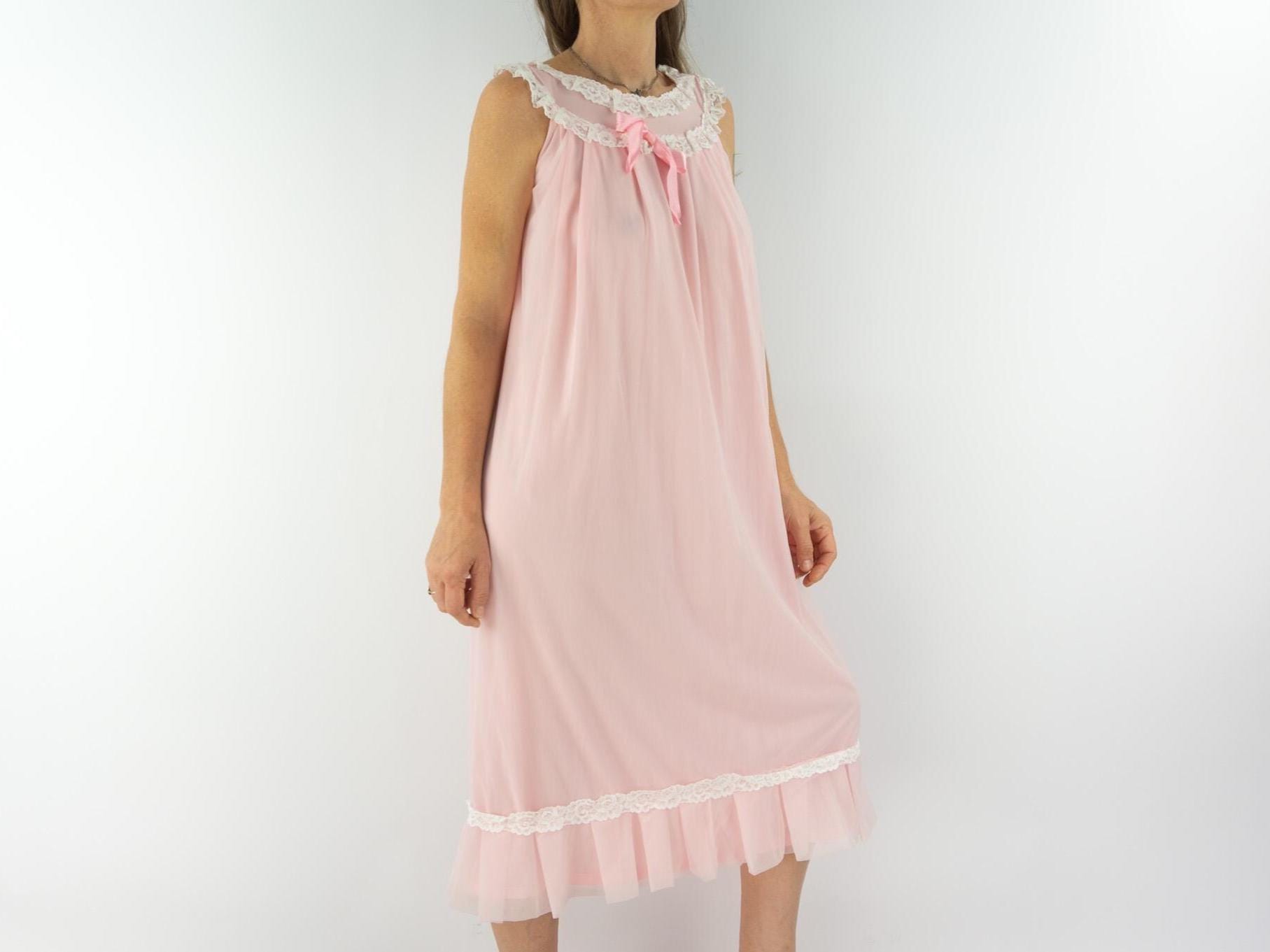 Vintage Nachthemd 1960Er Jahre | Rosa Schiere Babydoll Nachtkleid Mit Spitze Retro-Wäsche Nachtwäsche Hergestellt in Frankreich Grösse M von PNBvintage