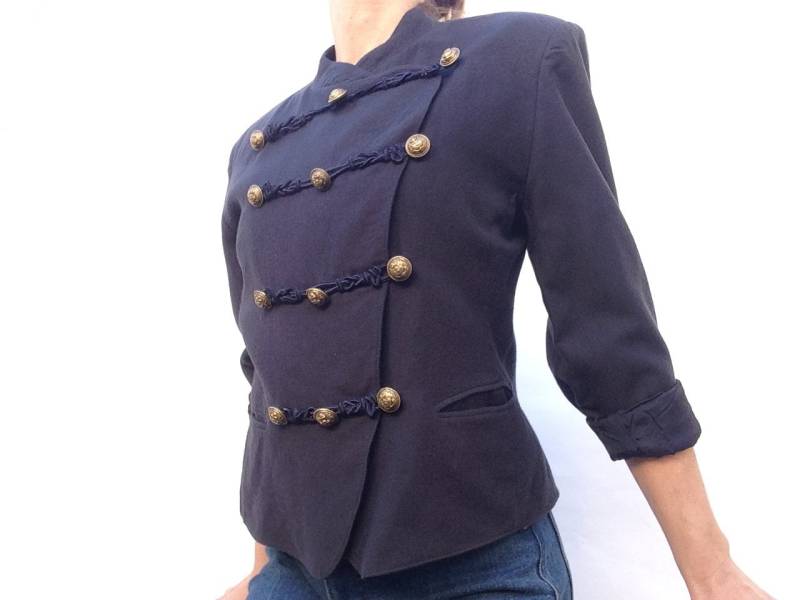 Vintage Offiziersjacke 1980Er Jahre | Marine-Blau Wollmess Jacke Goldene Anker Knöpfe Dünner Kurzer Militärschnitt Hergestellt in Frankreich Grösse M Vintage Offiziersjacke 1980Er Jahre | Marine-Blau Wollmess Jacke Goldene Anker Knöpfe Dünner Kurzer Militärschnitt Hergestellt in Frankreich Grösse M von PNBvintage