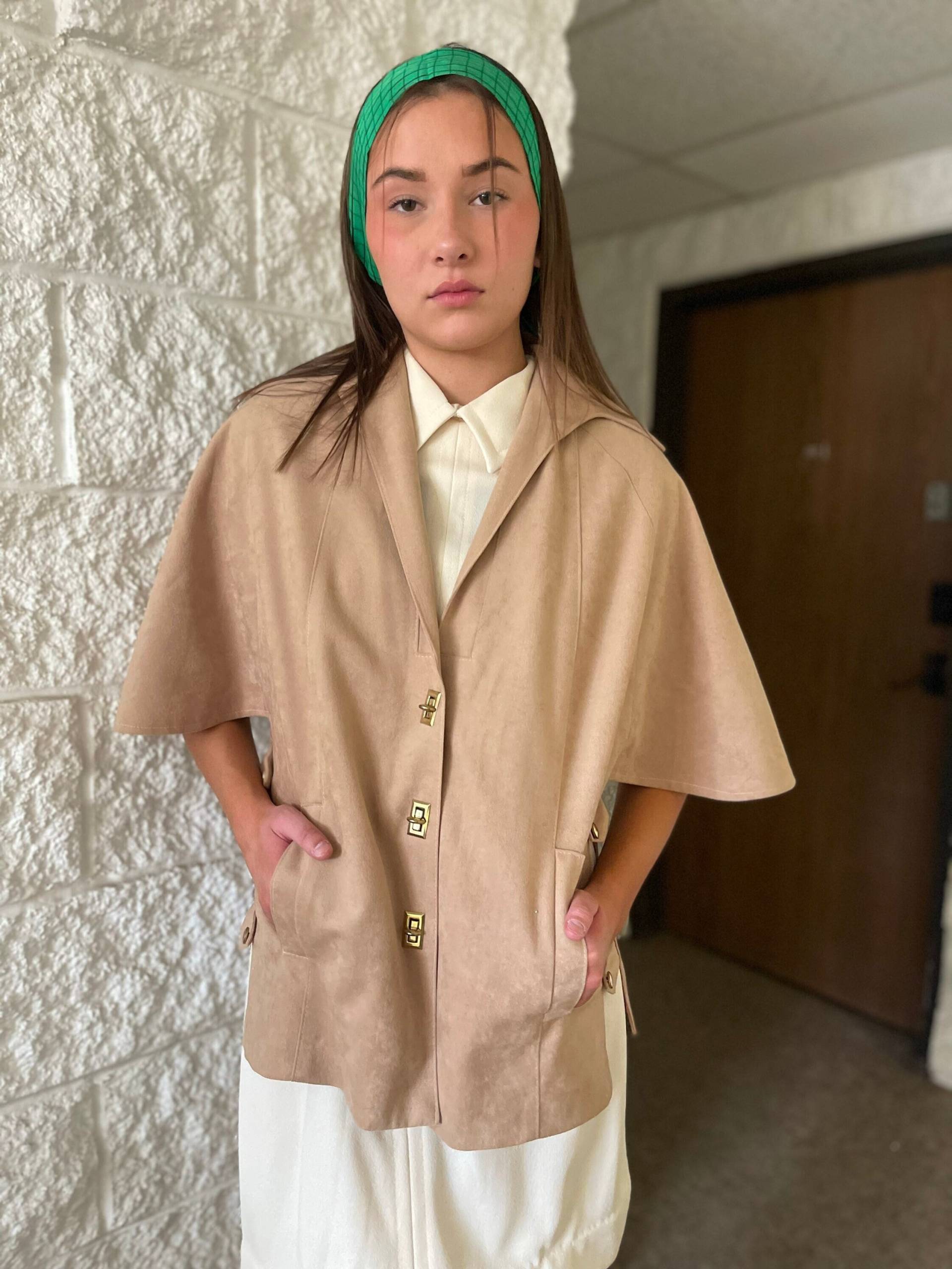 Vintage 1970Er Jahre Pullover Cape Jacke Mod Coolste Beige Gold Knöpfe Mcm Ultra Wildleder Ausschnitt Soft Mini Mantel Vintage 1970Er Jahre Pullover Cape Jacke Mod Coolste Beige Gold Knöpfe Mcm Ultra Wildleder Ausschnitt Soft Mini Mantel von POETPLAZA