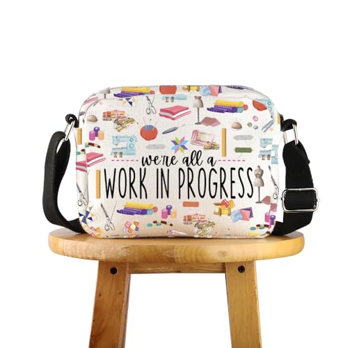 POFULL Quilt-Geschenk, Nähmaschine, Geschenk, Schneiderin, Addicts, Merch, We're All A Work In Progress Crossbody-Tasche, Work in Progress, 0 von POFULL