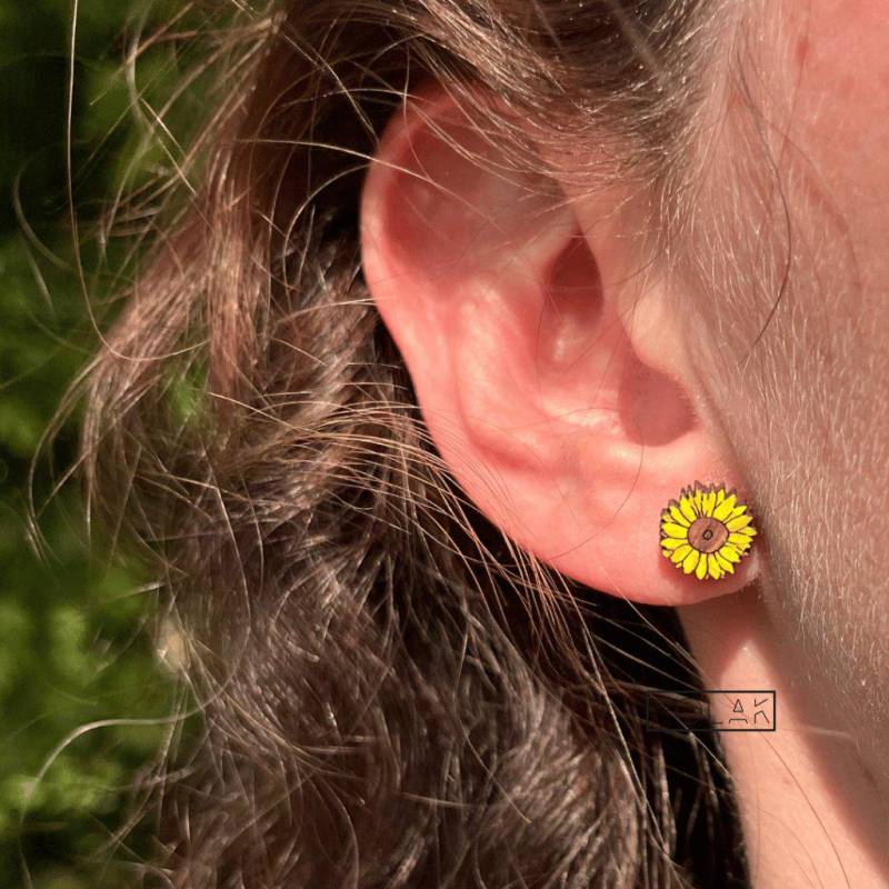 Handgefertigte Holzohrringe Mit Floralem Muster von POLAKwoodCraft