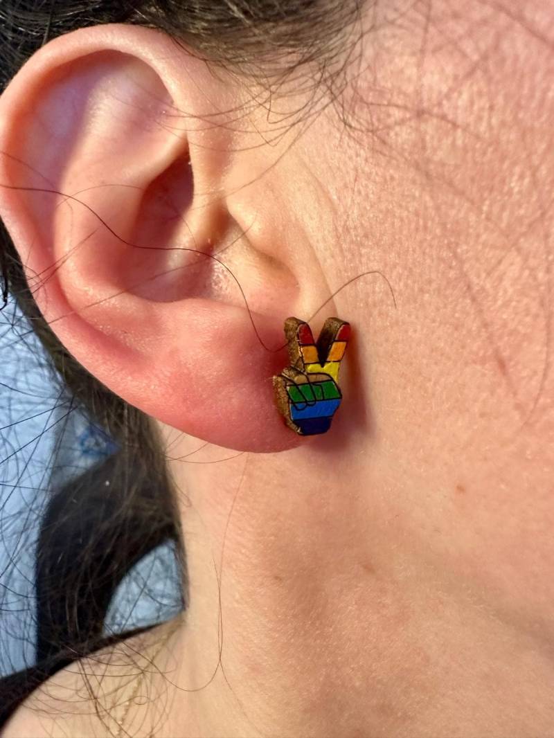 Peace & Love Holzohrringe - Regenbogen V Zeichen von POLAKwoodCraft