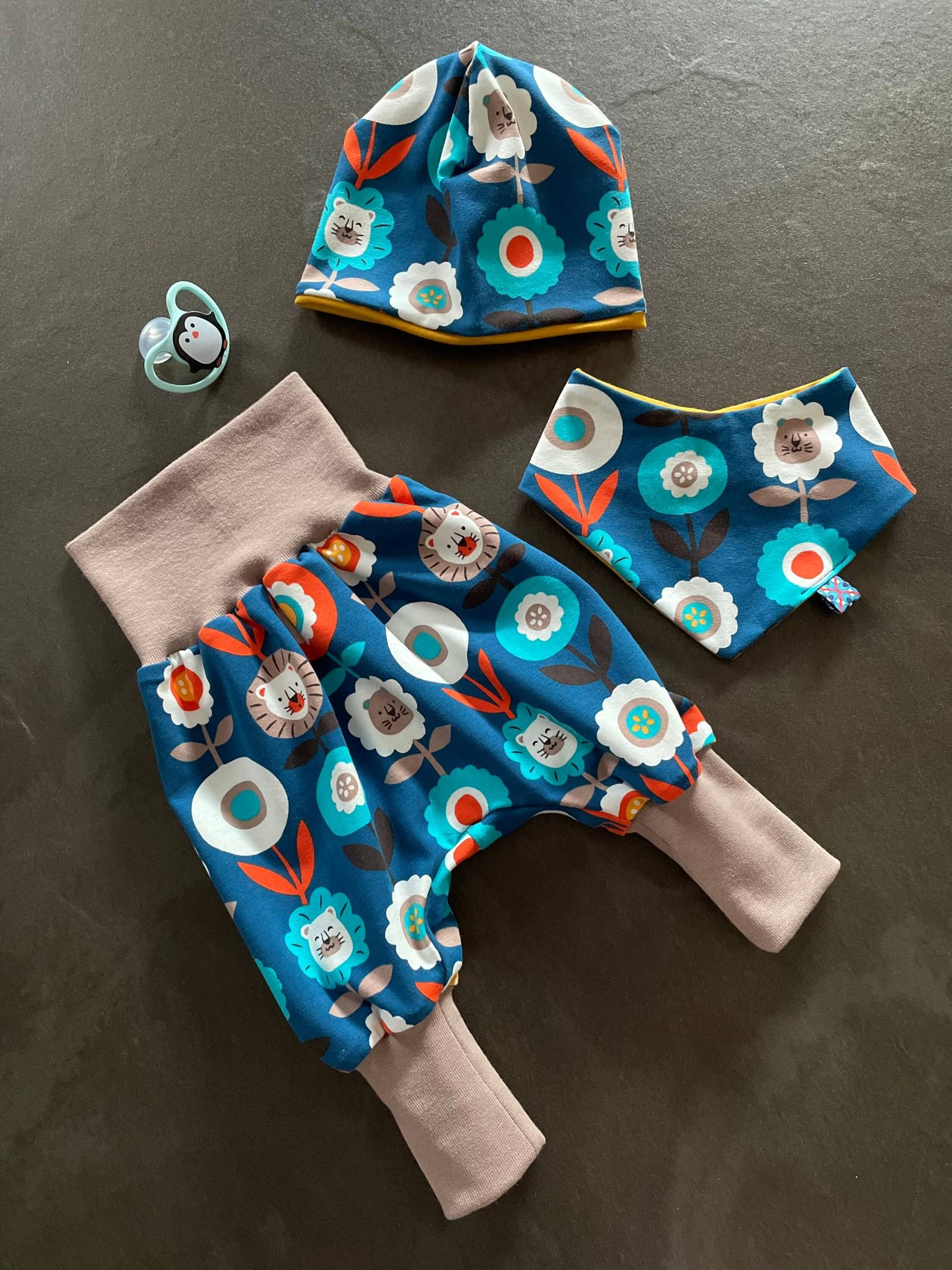 3-Teiliges Babyset Bestehend Aus Pumphose Mit Halstuch Und Beanie-Mütze, Blau/Bunt Tiermotiven, Größe 50-62 3-Teiliges Babyset Bestehend Aus Pumphose Mit Halstuch Und Beanie-Mütze, Blau/Bunt Tiermotiven, Größe 50-62 von POPPYde