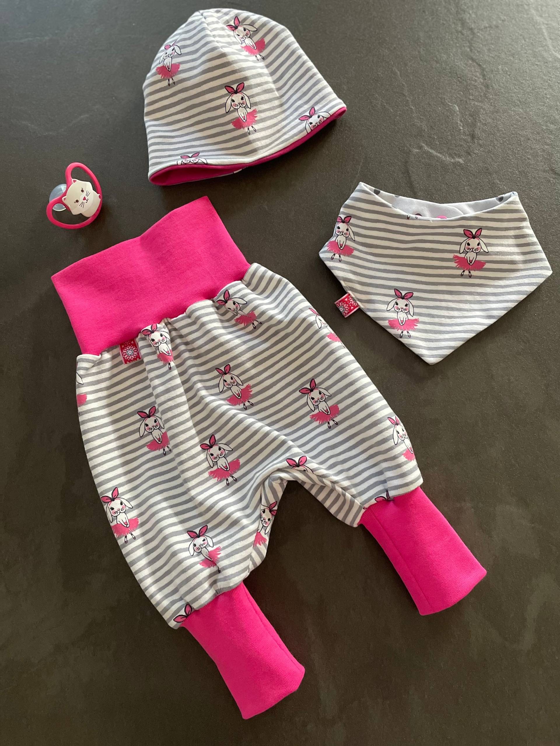 3-Teiliges Babyset Bestehend Aus Pumphose Mit Halstuch Und Beanie-Mütze, Weiß-Grau Gestreift Pinken Häschen, Größe 50-62 3-Teiliges Babyset Bestehend Aus Pumphose Mit Halstuch Und Beanie-Mütze, Weiß-Grau Gestreift Pinken Häschen, Größe 50-62 von POPPYde