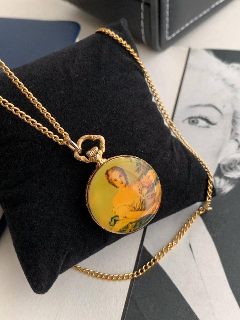 Vintage Chopper Anhänger Uhr Mit Ketten-Halskette, in Der Schweiz Hergestellte Quarzuhr, Goldfarbene Anhängeruhr, Rückseite Art von POPTheCenturyTime