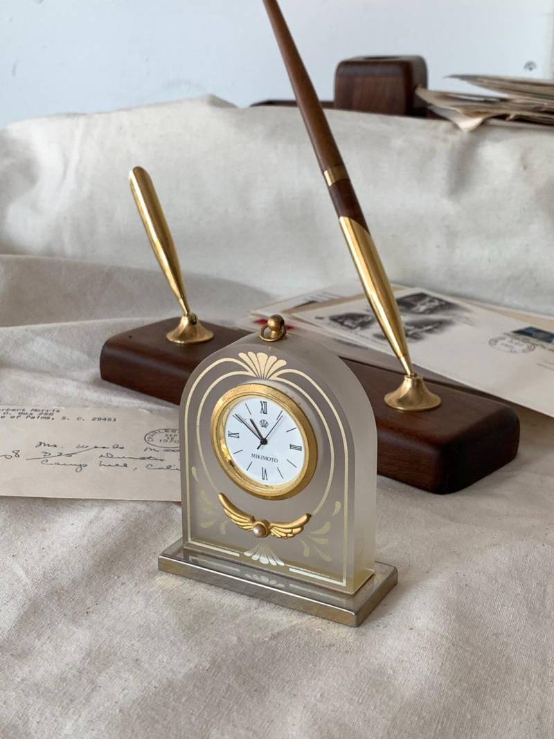 Mikimoto International Pearl Schreibtischuhr-Resin, Vergoldeter Jugendstil von POPTheCenturyTime