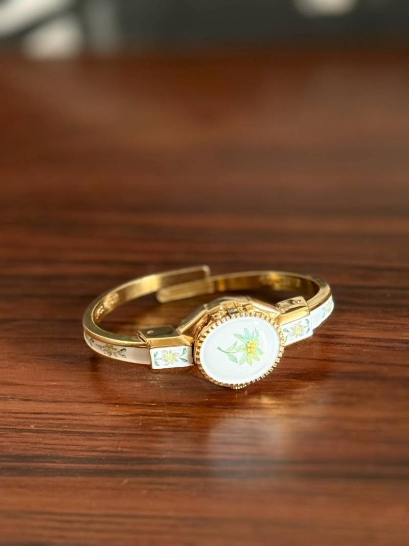 Vintage B Uhr Schweizer Goldton Schmuck Mit Emaille Blumenmuster Uhr, Armband Goldblatt Design, Peek A Boo von POPTheCenturyTime