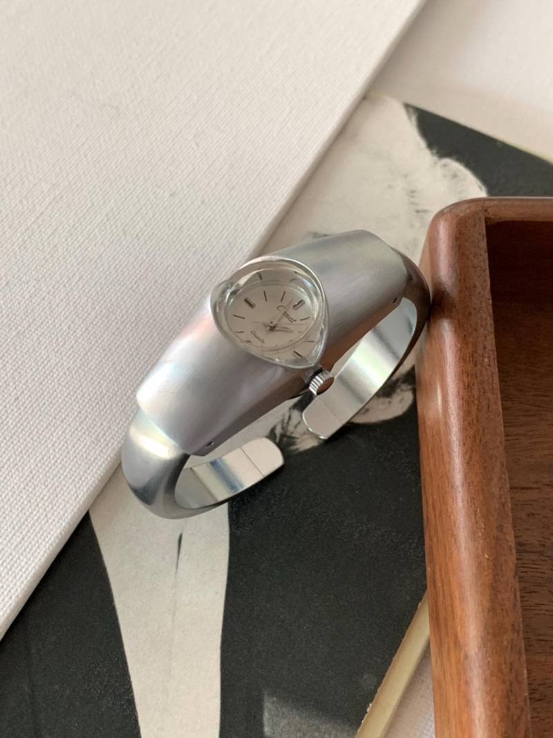 Vintage Clowat Schweizer Uhr Mit Blattdesign, Silberton, Uhr, Quarzuhr, Damenuhr von POPTheCenturyTime