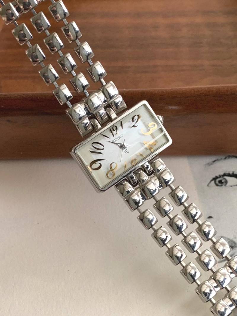 Vintage Seiko 80Er Jahre Rechteck Retro Design Konvexes Glas Zifferblatt, Silberfarbene Japan Made Quarzuhr von POPTheCenturyTime