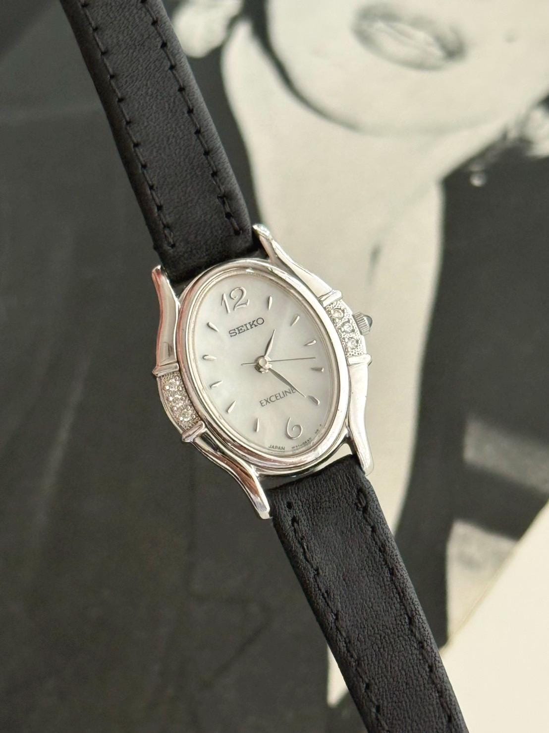 Vintage Seiko 90's Exeline Weißes Zifferblatt Mit Kristall Lady Quartz Uhr, Japan Damenuhr von POPTheCenturyTime