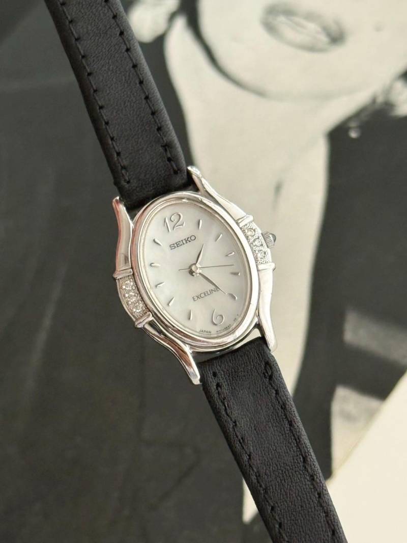Vintage Seiko 90's Exeline Weißes Zifferblatt Mit Kristall Lady Quartz Uhr, Japan Damenuhr von POPTheCenturyTime
