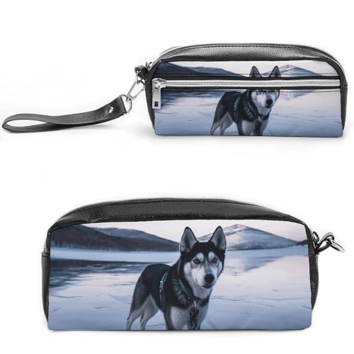 POTSCBVW Federmäppchen mit Husky Hund auf einem gefrorenen See, große Kapazität mit zwei Fächern, Reißverschluss, Leder-Bleistifttasche, tragbare Reise-Kosmetiktasche für Damen und Herren POTSCBVW Federmäppchen mit Husky Hund auf einem gefrorenen See, große Kapazität mit zwei Fächern, Reißverschluss, Leder-Bleistifttasche, tragbare Reise-Kosmetiktasche für Damen und Herren von POTSCBVW