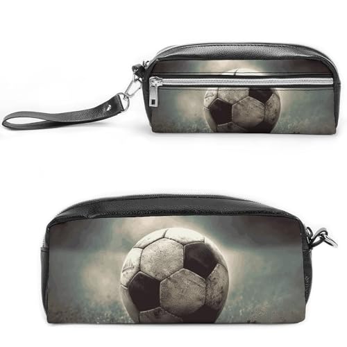 POTSCBVW Sport-Fußball-Federmäppchen, große Kapazität mit zwei Fächern, Reißverschluss, Leder-Bleistifttasche, tragbare Reise-Kosmetiktasche für Damen und Herren POTSCBVW Sport-Fußball-Federmäppchen, große Kapazität mit zwei Fächern, Reißverschluss, Leder-Bleistifttasche, tragbare Reise-Kosmetiktasche für Damen und Herren von POTSCBVW