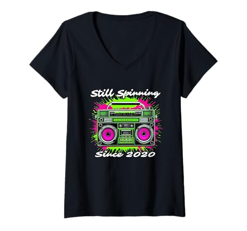 Damen Y2K Home DJ Funny Quarantine Nostalgia Boombox Party T-Shirt mit V-Ausschnitt Damen Y2K Home DJ Funny Quarantine Nostalgia Boombox Party T-Shirt mit V-Ausschnitt von POV Nostalgia Quarantine 2020 DJ Apparel