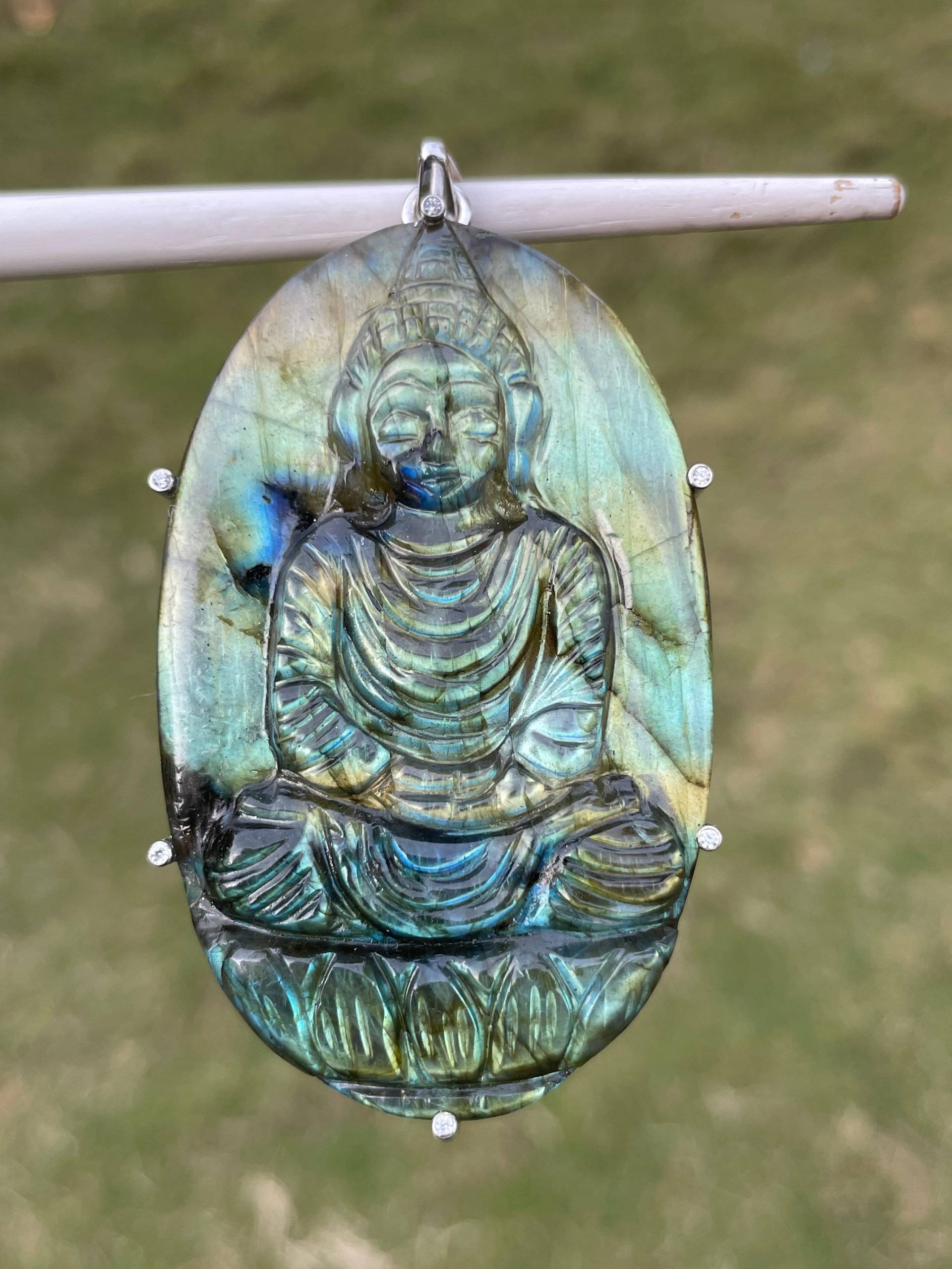 Handgefertigte Edelstein Labradorit Buddha Schnitzerei | Anhänger Silber Handgefertigte Edelstein Labradorit Buddha Schnitzerei | Anhänger Silber von PPGEMSANDHANDICEAFT