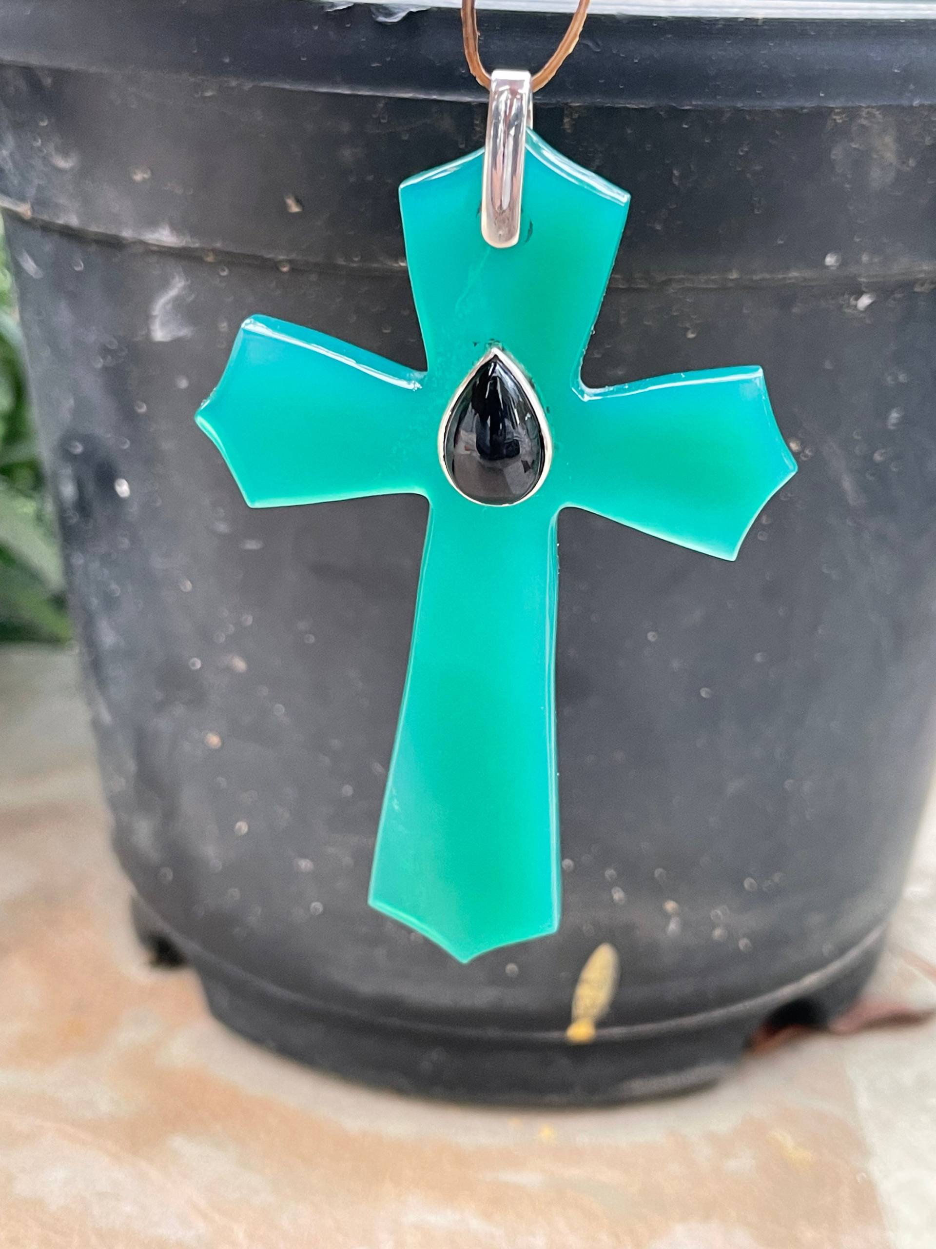 Handgefertigter Natürlicher Onyx Kreuz Anhänger - Spiritueller Schmuck Einzigartiger Edelstein Heilender Kristall Handgefertigter Natürlicher Onyx Kreuz Anhänger - Spiritueller Schmuck Einzigartiger Edelstein Heilender Kristall von PPGEMSANDHANDICEAFT