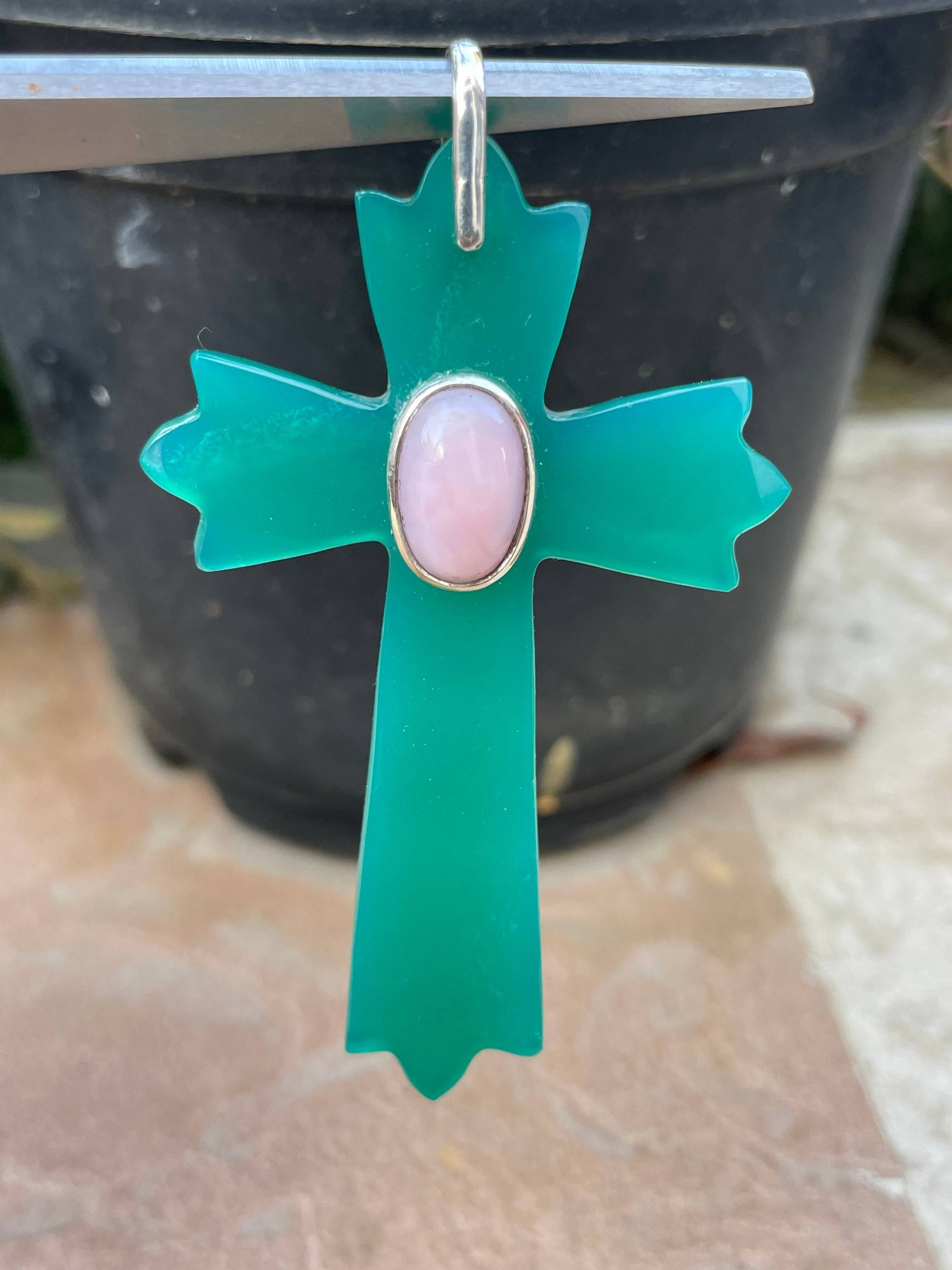 Handgefertigter Natürlicher Onyx Kreuz Anhänger - Spiritueller Schmuck Einzigartiger Edelstein Heilender Kristall Handgefertigter Natürlicher Onyx Kreuz Anhänger - Spiritueller Schmuck Einzigartiger Edelstein Heilender Kristall von PPGEMSANDHANDICEAFT