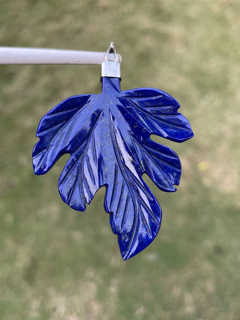 Handgeschnitzter Natürlicher Lapislazuli Blatt Anhänger - Lapis Lazuli Schnitzerei Handgefertigter Natur Inspirierter Schmuck Edelstein von PPGEMSANDHANDICEAFT