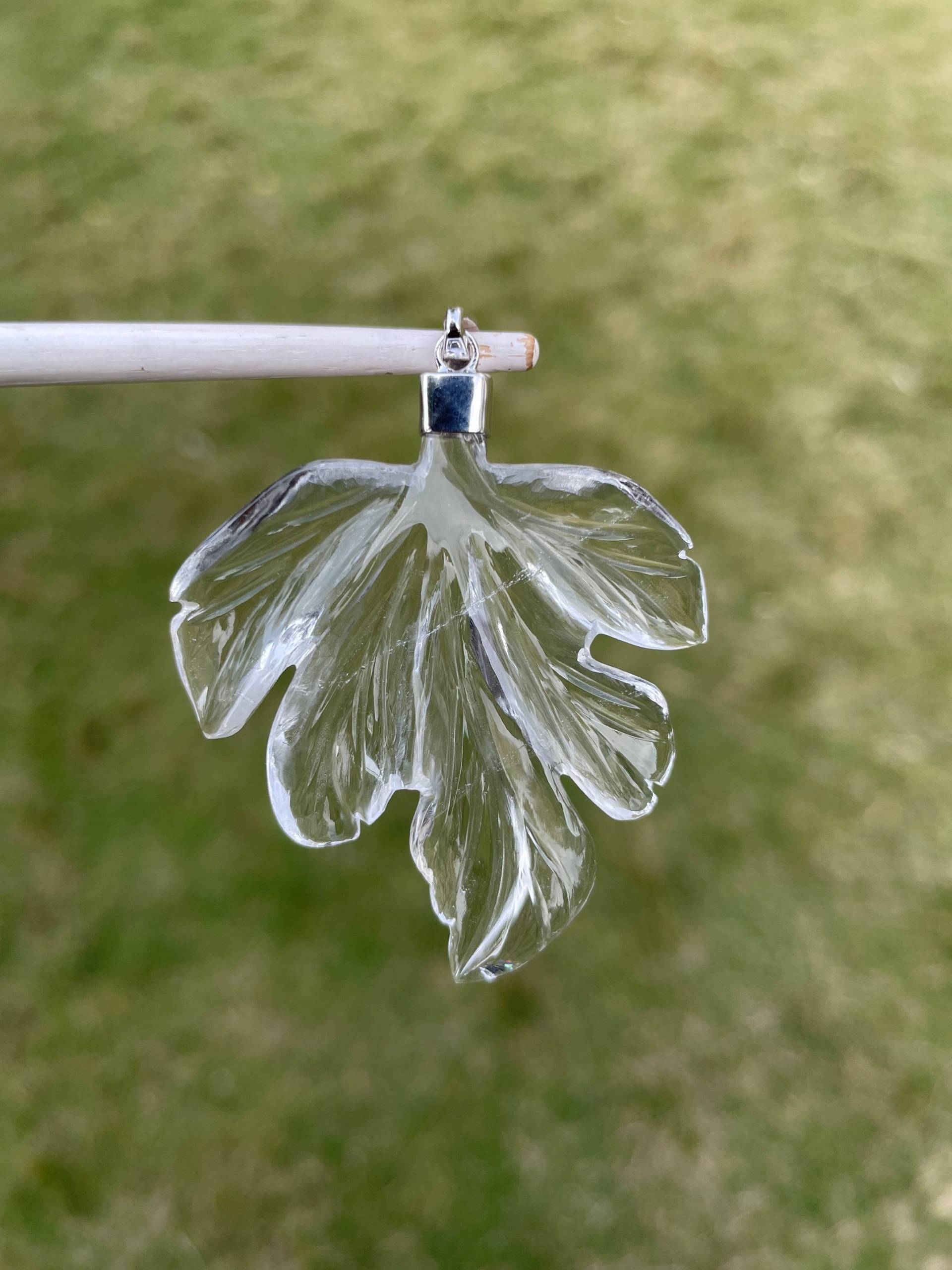 Natürlicher Kristallblatt Anhänger - Handgefertigter Von Der Natur Inspirierter Schmuck Handgeschnitzter Natürlicher Kristallblattanhänger Natürlicher Kristallblatt Anhänger - Handgefertigter Von Der Natur Inspirierter Schmuck Handgeschnitzter Natürlicher Kristallblattanhänger von PPGEMSANDHANDICEAFT