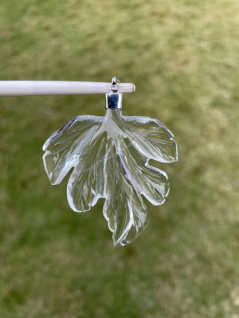 Natürlicher Kristallblatt Anhänger - Handgefertigter Von Der Natur Inspirierter Schmuck Handgeschnitzter Natürlicher Kristallblattanhänger von PPGEMSANDHANDICEAFT