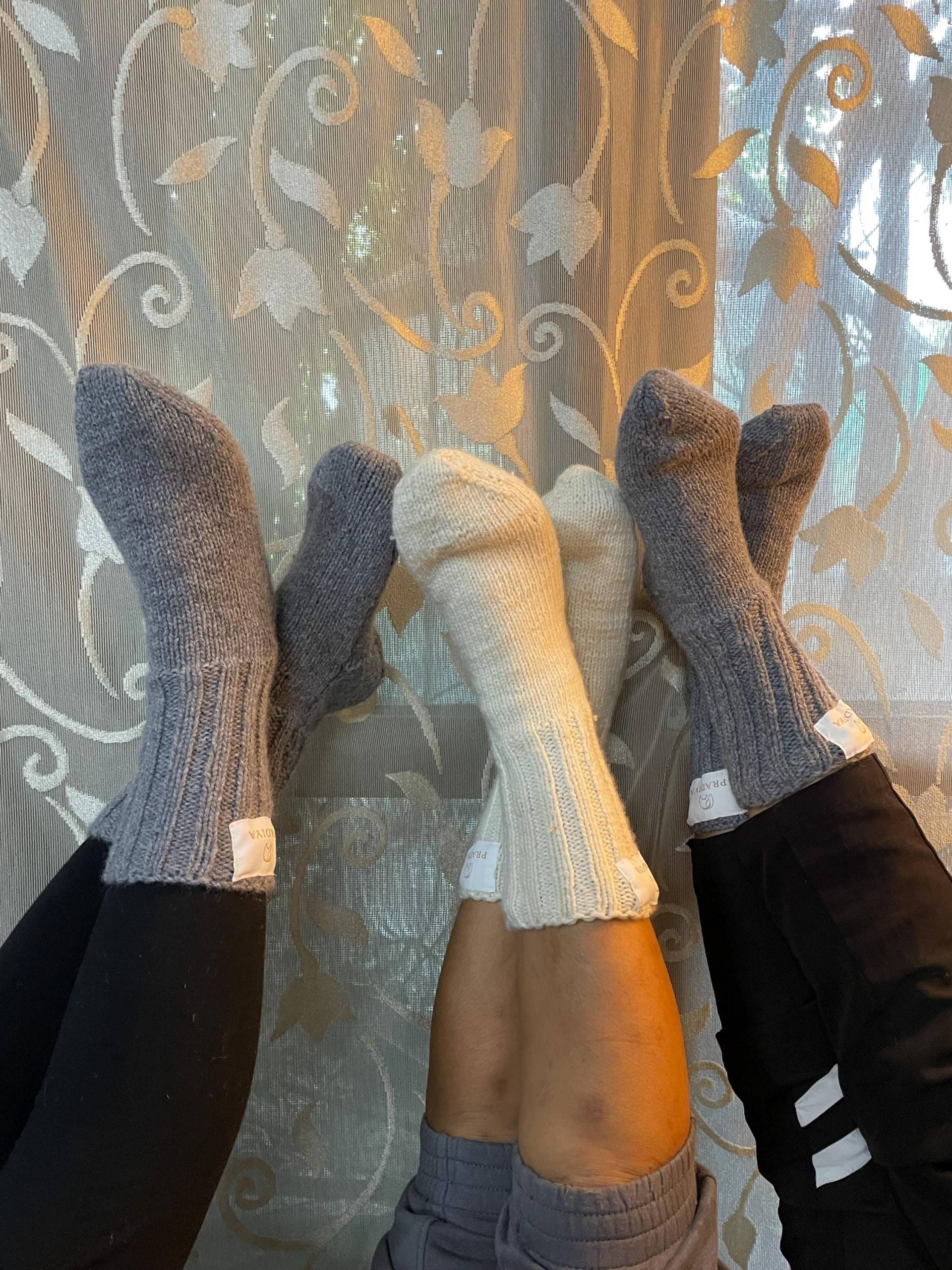 Warme Bettsocken Aus Nachhaltiger Angorawolle - Handgefertigt & Kuschelig Weich | Ein Geschenk Mit Sinn Für Gemütliche Winterabende Pradiya Warme Bettsocken Aus Nachhaltiger Angorawolle - Handgefertigt & Kuschelig Weich | Ein Geschenk Mit Sinn Für Gemütliche Winterabende Pradiya von PRADIYAShop