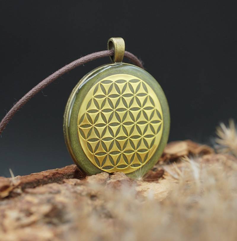 Amulett Mit Blume Des Lebens Symbol - Orgonit Heilige Geometrie Spiritueller Schmuck Prana Orgon Energie Talisman Anahata Chakra von PRANAYUNA