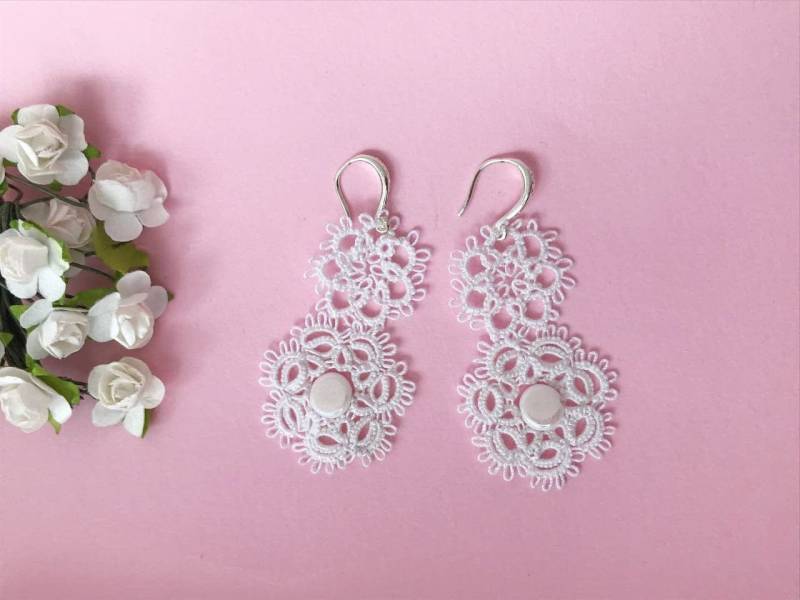 Tatting Ohrringe, Hochzeit Spitze Weiße Ohrringe Mit Perlen, Schmuck, Eleganter Schmuck von PREMALace