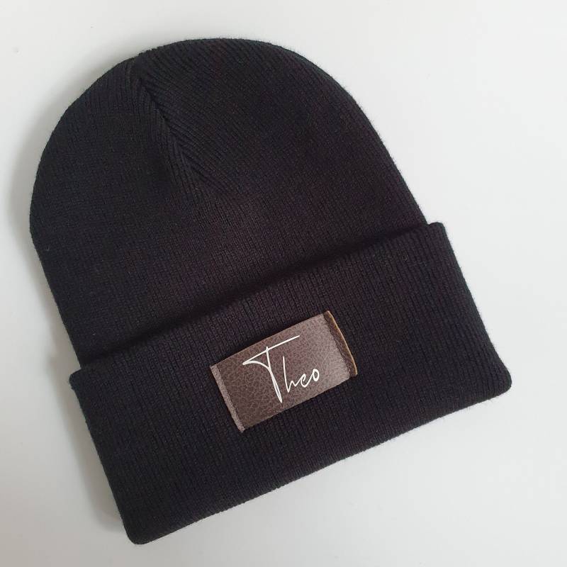 Schwarze Kinder Mütze Personalisiert | Hipster Beanie Wintermütze Mit Namen Herbst von PRESENTERIEde