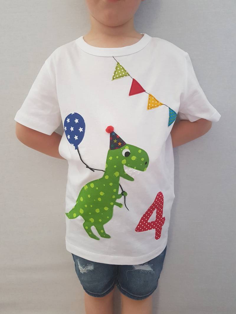 Pripishirt Geburtstags-Dino Mit Zahl - Auf Wunsch Auch Name Und Zacken Am Rücken Geburtstagsshirt von PRIPImade