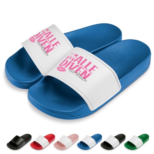 Malle Diven on Tour Badelatschen | Slipper | Schlappen | Hausschuhe | Pantoletten | Unisex | Malle | JGA | Geschenkidee | rutschfest | Blau | Größe 41 von PROZEN E MOMEN E