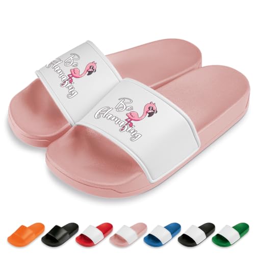 PROZEN E MOMEN E Be flamazing Badelatschen | Slipper | Schlappen | Hausschuhe | Pantoletten | Unisex | Malle | lustige Sprüche | rutschfest | Rosa | Größe 43 von PROZEN E MOMEN E