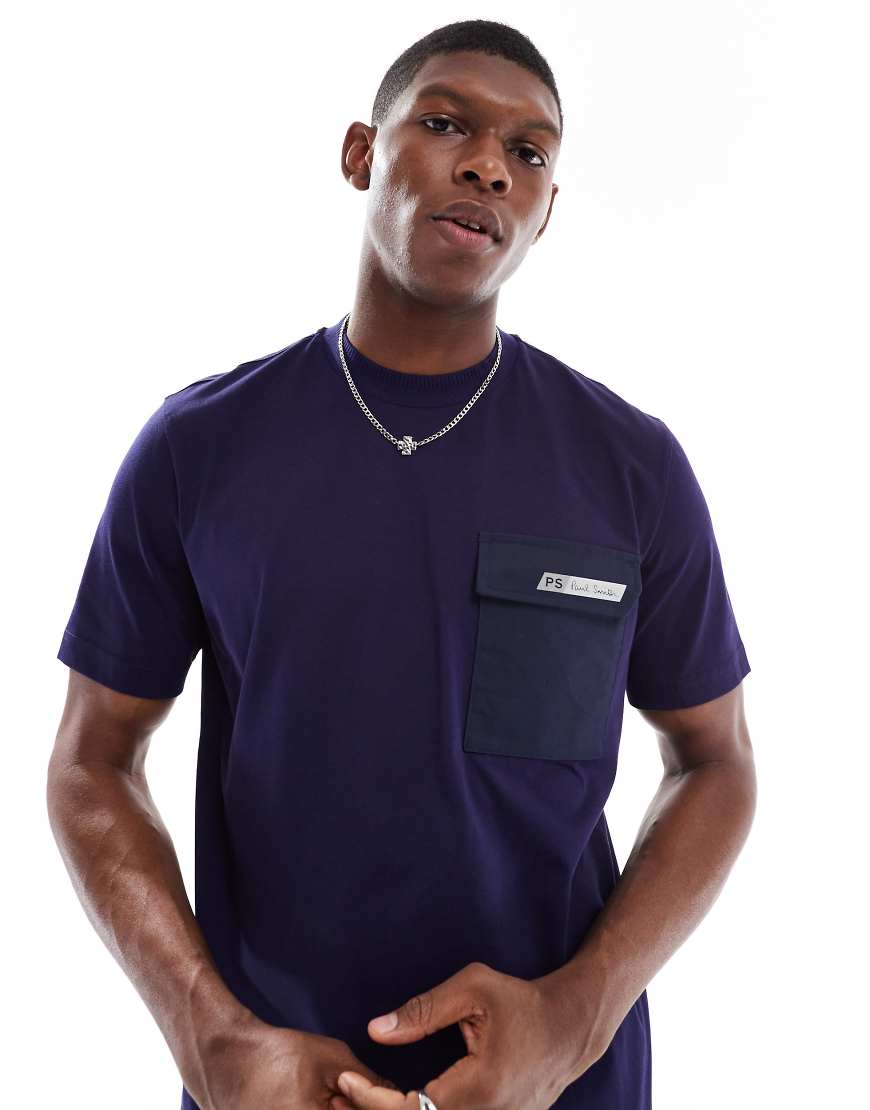 PS Paul Smith - T-Shirt in Marineblau mit normaler Passform und schrägem „PS"-Logo PS Paul Smith - T-Shirt in Marineblau mit normaler Passform und schrägem „PS"-Logo von PS Paul Smith