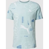 PUMA PERFORMANCE T-Shirt mit Allover-Label-Muster in Hellblau, Größe M von PUMA PERFORMANCE