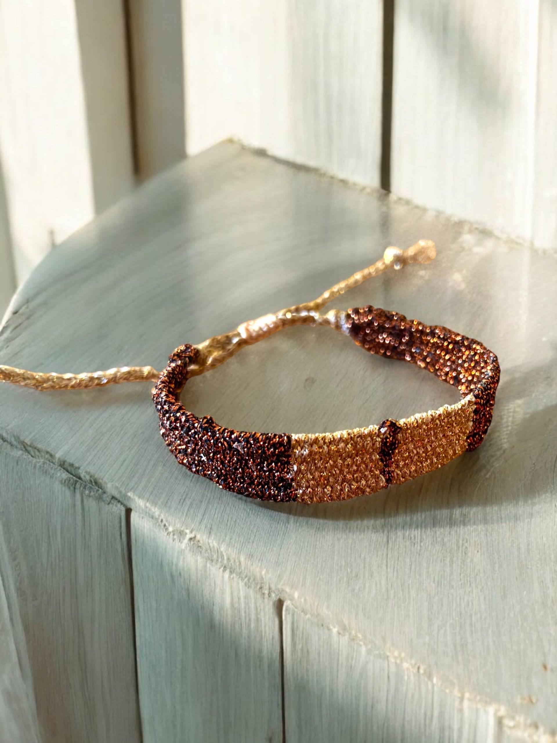 Gewebtes Glitzer Armband in Kupfer Und Gold von PURPURmni