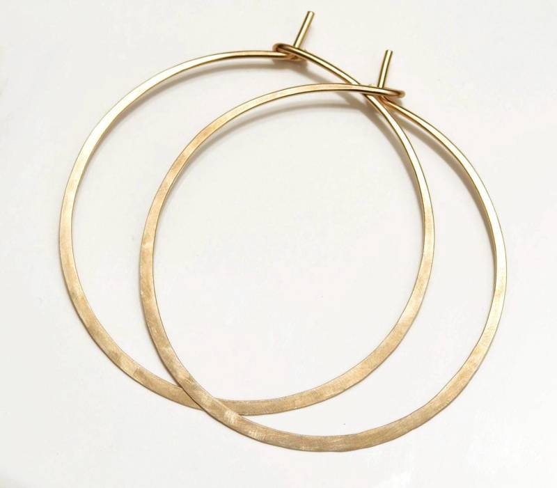 Gehämmerte Hoop Ohrringe - Große 14K Gold Filled Hoops Satin Oder Glänzend von PURYST