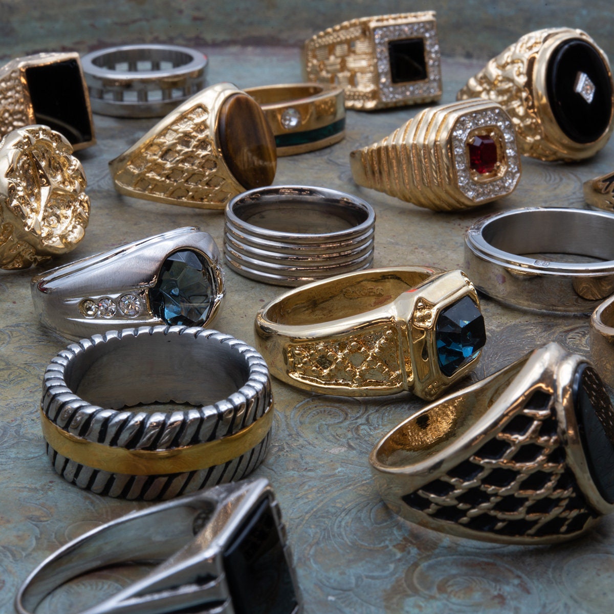 Five For One - Überraschungs-Mix Aus 5 Vintage Ring Antique Rings Stack Für Männer Herrenschmuck Begrenzte Menge Nie Getragen von PVDVintageJewelry