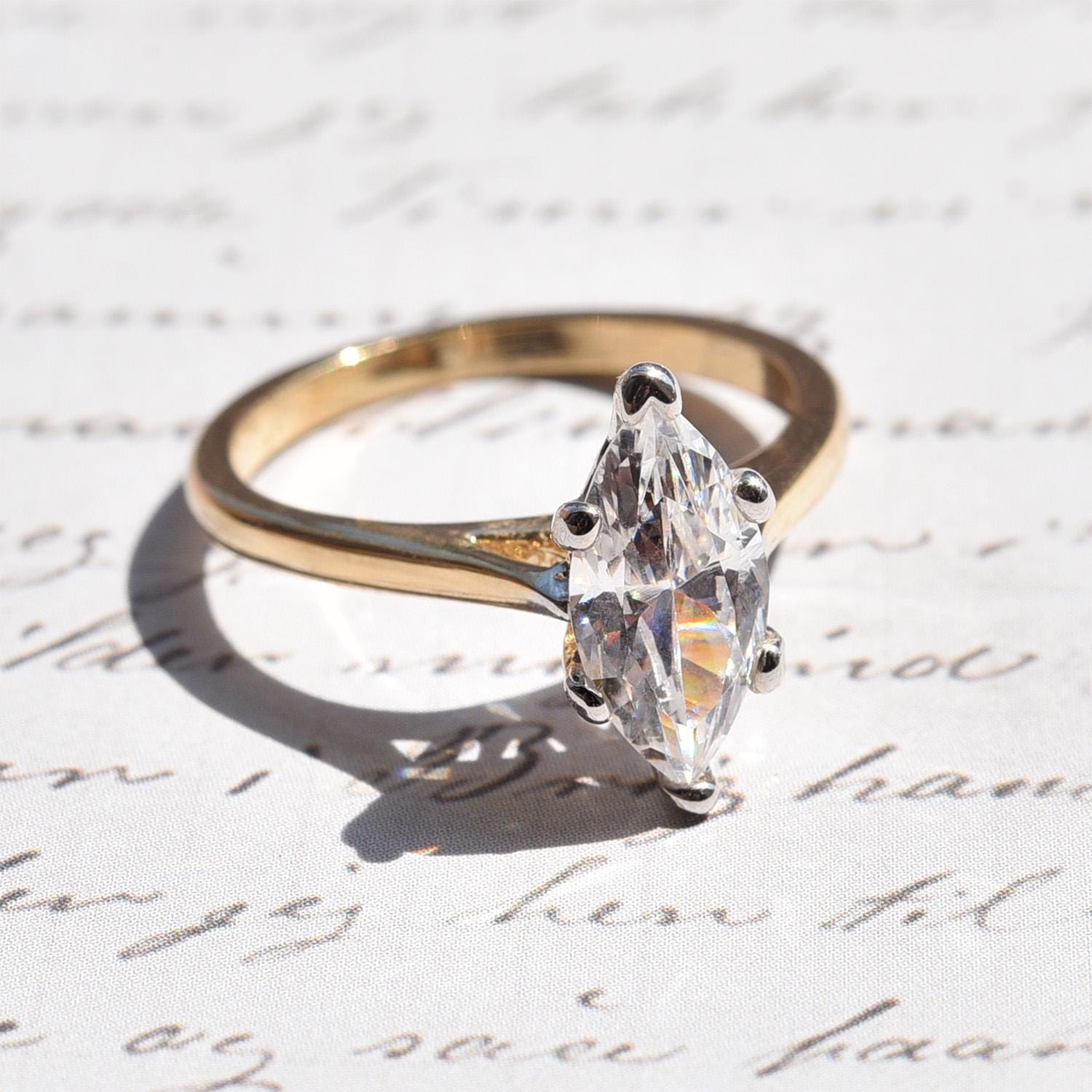 Vintage 18K Gold Galvanisierter Ring Marquis Cubic Zirkonia Verlobungsstil Vintage 18K Gold Galvanisierter Ring Marquis Cubic Zirkonia Verlobungsstil von PVDVintageJewelry