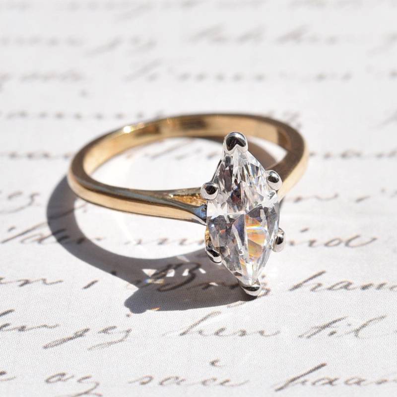 Vintage 18K Gold Galvanisierter Ring Marquis Cubic Zirkonia Verlobungsstil Vintage 18K Gold Galvanisierter Ring Marquis Cubic Zirkonia Verlobungsstil von PVDVintageJewelry