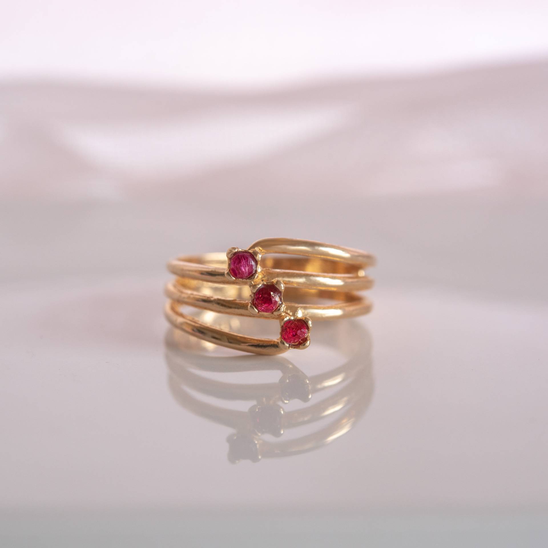 Vintage 18K Gold Galvanisierter Rubin Stapelring - Juli Geburtsstein Vintage 18K Gold Galvanisierter Rubin Stapelring - Juli Geburtsstein von PVDVintageJewelry