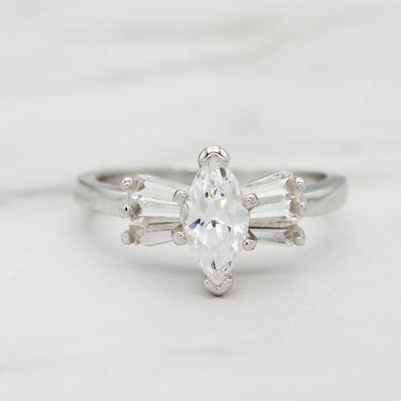 Vintage 18K Vergoldete Ring Marquis Cubic Zirconia Verlobungsstil Vintage 18K Vergoldete Ring Marquis Cubic Zirconia Verlobungsstil von PVDVintageJewelry