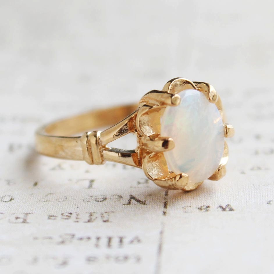 Vintage 1970S Jelly Opal Ring 18K Gold Galvanisierter Blumen Solitär Vintage 1970S Jelly Opal Ring 18K Gold Galvanisierter Blumen Solitär von PVDVintageJewelry