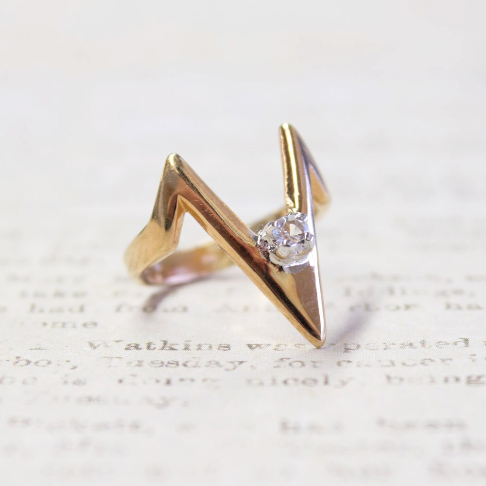 Vintage 1980S Cubic Zirkonia Ring 18K Gold Galvanisierte V-Form Vintage 1980S Cubic Zirkonia Ring 18K Gold Galvanisierte V-Form von PVDVintageJewelry