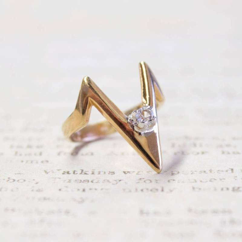 Vintage 1980S Cubic Zirkonia Ring 18K Gold Galvanisierte V-Form Vintage 1980S Cubic Zirkonia Ring 18K Gold Galvanisierte V-Form von PVDVintageJewelry