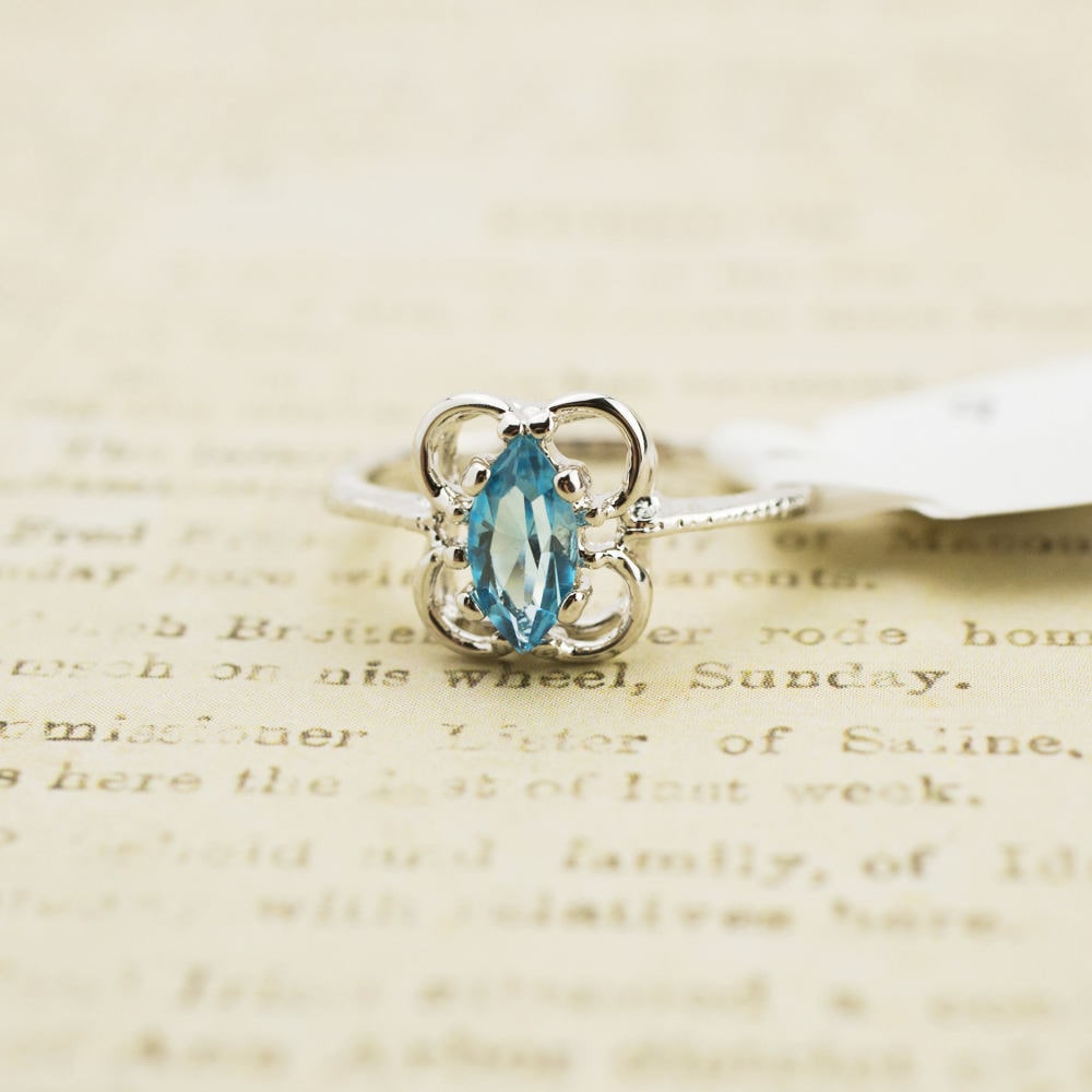 Vintage Aquamarin Swarovski Kristall Ring 18K Weißgold Galvanisiert, März Geburtsstein Vintage Aquamarin Swarovski Kristall Ring 18K Weißgold Galvanisiert, März Geburtsstein von PVDVintageJewelry