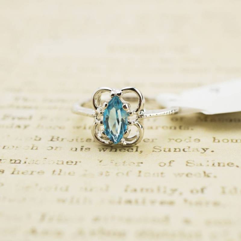 Vintage Aquamarin Swarovski Kristall Ring 18K Weißgold Galvanisiert, März Geburtsstein Vintage Aquamarin Swarovski Kristall Ring 18K Weißgold Galvanisiert, März Geburtsstein von PVDVintageJewelry