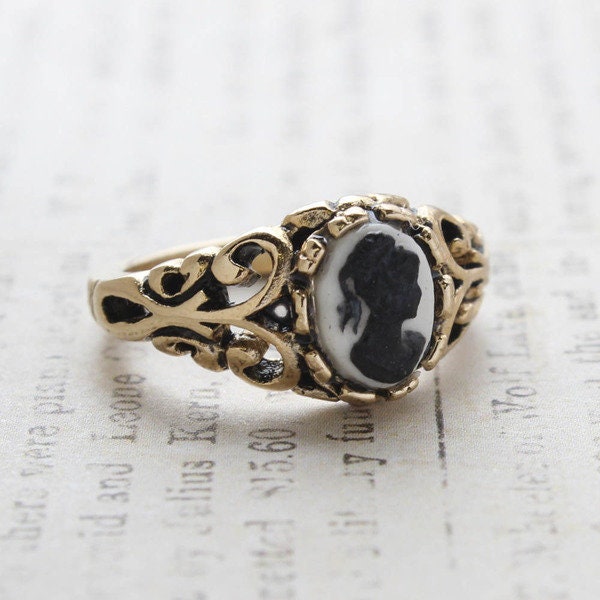 Vintage Cameo Ring Schwarze Silhouette, Antikgold Filligran Vintage Cameo Ring Schwarze Silhouette, Antikgold Filligran von PVDVintageJewelry