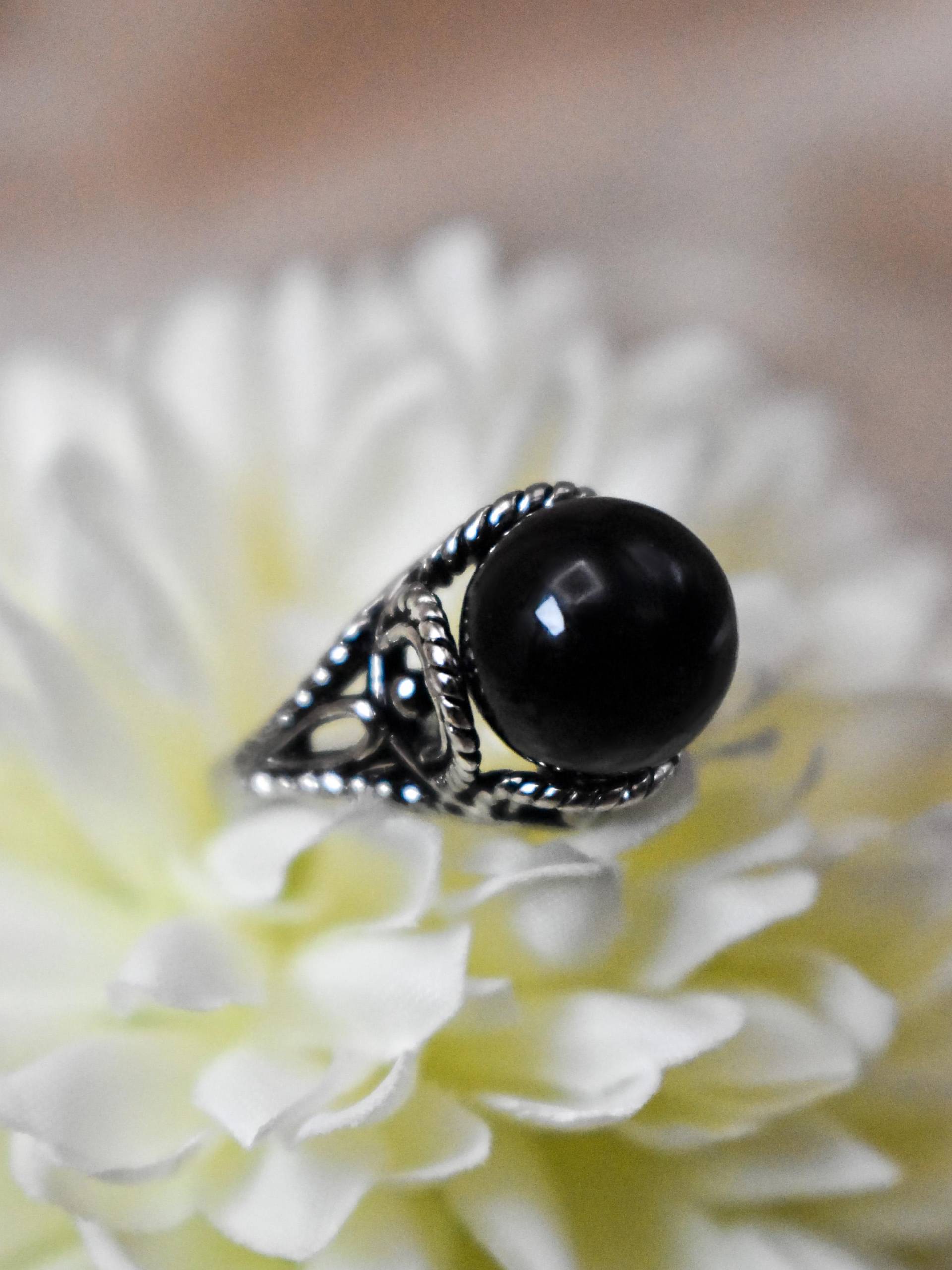 Vintage Filigrane Schwarze Perlen Ring - 18K Gold Galvanisiert Vintage Filigrane Schwarze Perlen Ring - 18K Gold Galvanisiert von PVDVintageJewelry