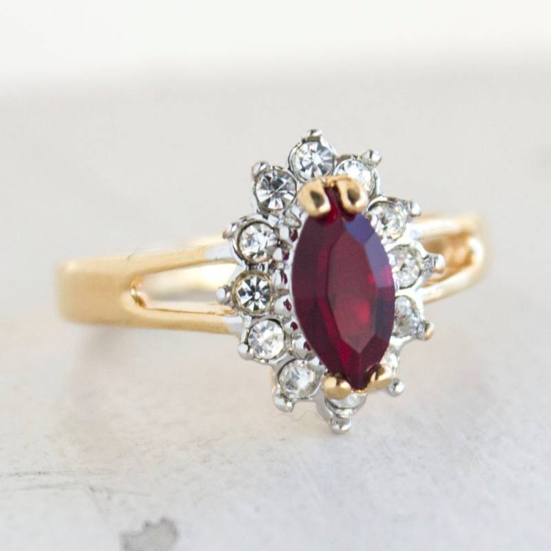 Vintage Granat Swarovski Kristall Ring 18K Gold Vergoldet | Januar Geburtsstein Vintage Granat Swarovski Kristall Ring 18K Gold Vergoldet | Januar Geburtsstein von PVDVintageJewelry