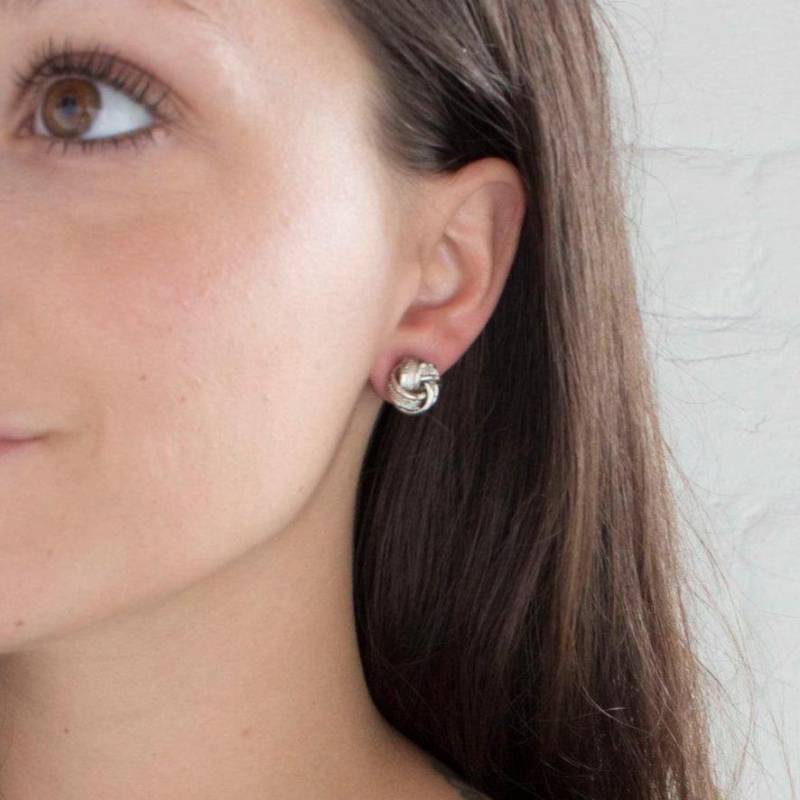 Vintage Knoten-Ohrringe Von Oscar De La Renta Silberfarbener Designer Schmuck Vintage Knoten-Ohrringe Von Oscar De La Renta Silberfarbener Designer Schmuck von PVDVintageJewelry